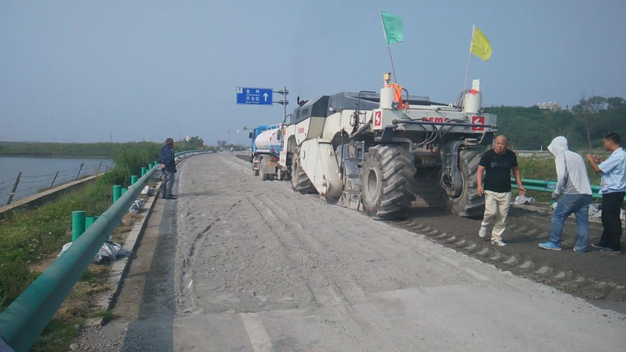 RZ2300，大連濱海公路冷再生施工
